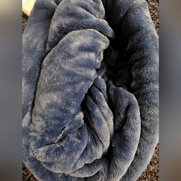 Soft Dark Blue Queen Size Blanket- NWOT - Picture 2 of 2